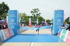 坏消息，勇士队的库里因背部受伤被排除在对阵雄鹿队的比赛之外